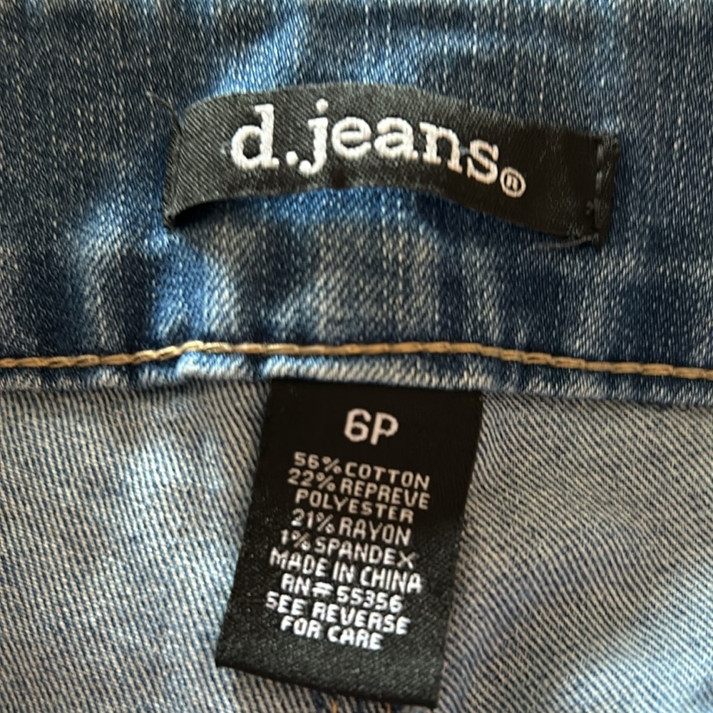 d. Jeans - Picture 5 of 11